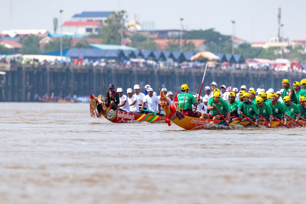 ពិធីបុណ្យអុំទូកដ៏សប្បាយអស្ចារ្យនៅសៀមរាប | Siem Reap's Water Festival: Fun and Festivities Await!
